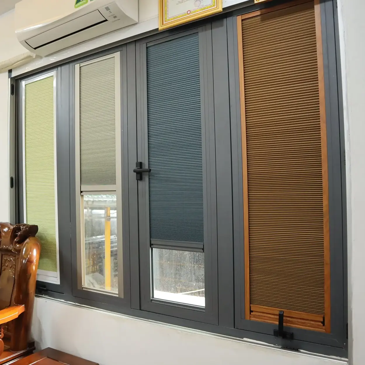 Düzce merkez ofis cephesi — braketli plise perde, güneş kontrolü, dimout