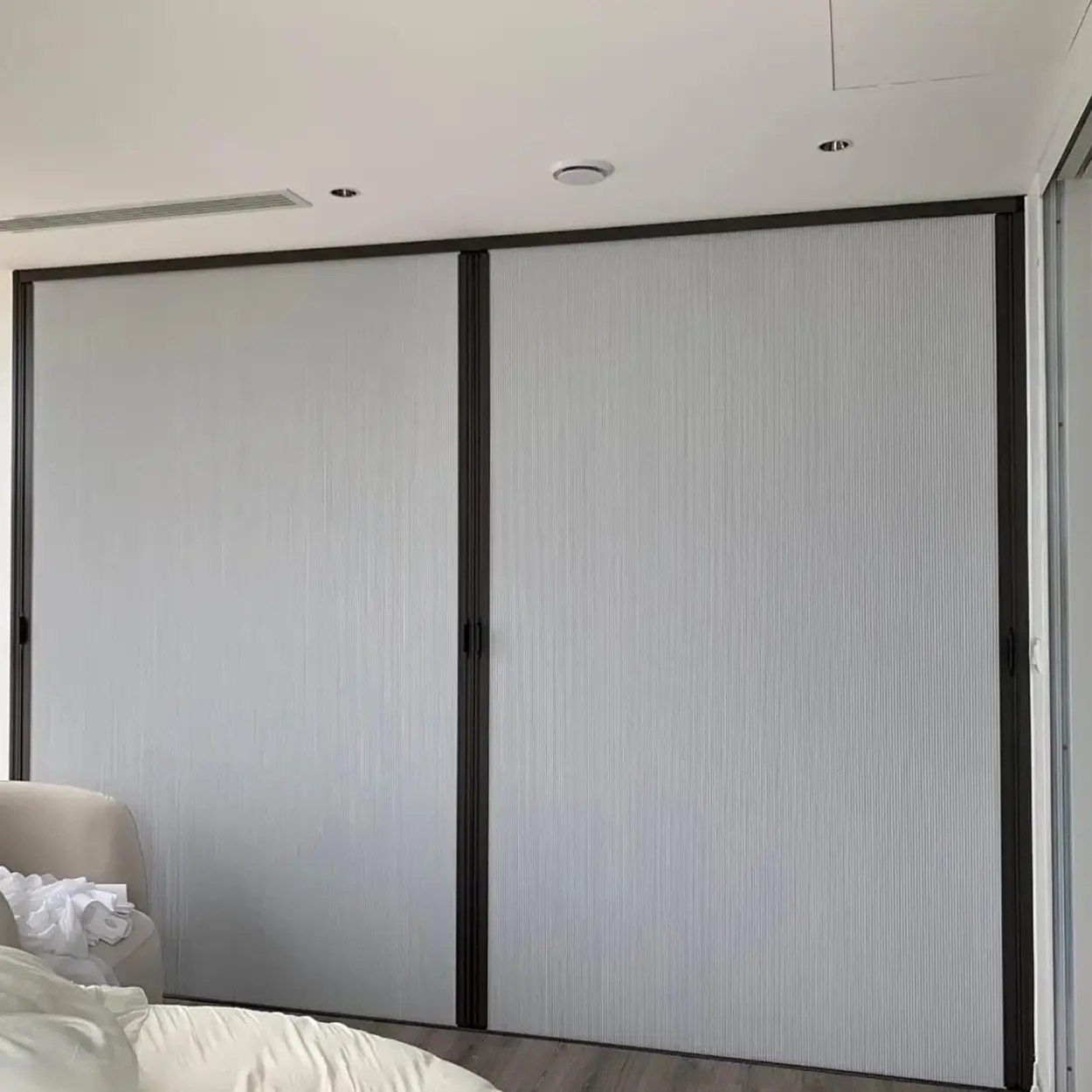 Gölyaka bebek odası — honeycomb blackout, deliksiz montaj, tam karartma